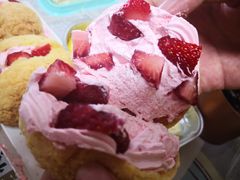 草莓泡芙-壹心榴莲千层蛋糕甜品店