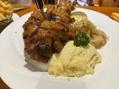 德式烤猪肘配酸菜土豆泥-申德勒加油站西餐厅(日坛路总店)