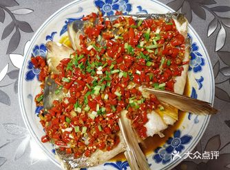 水烧开鱼头上锅蒸几分钟然后把蒸出来的水倒掉一些