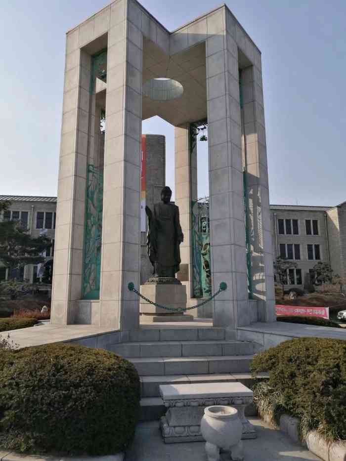 东国大学-"韩国首尔东国大学校门入口处这条樱花道,我.