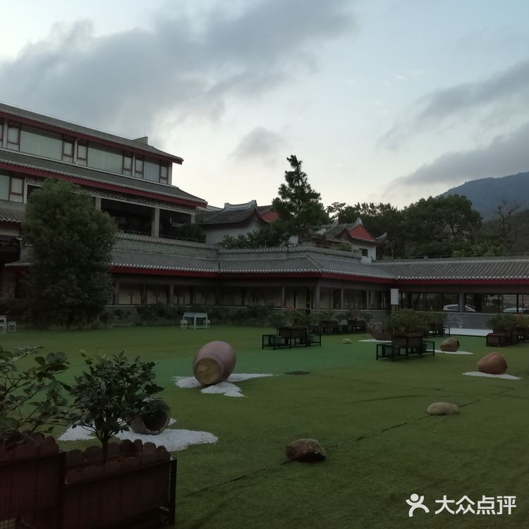 这家是涌泉寺自己办的酒店，住酒店有送涌泉寺门票