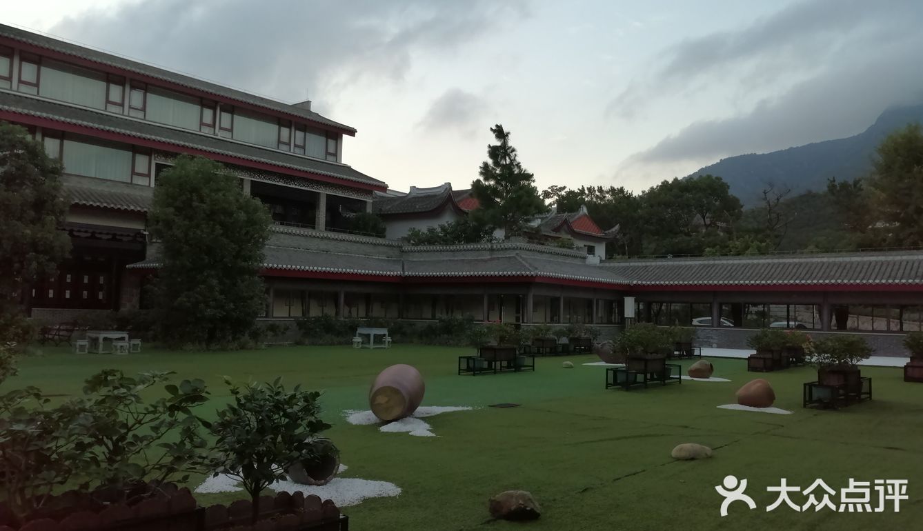 这家是涌泉寺自己办的酒店，住酒店有送涌泉寺门票