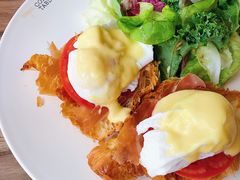班尼迪克蛋-Common Table · Brunch & Coffee