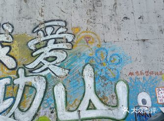 我们是六点开始爬，因为是节假日，还是有很多人