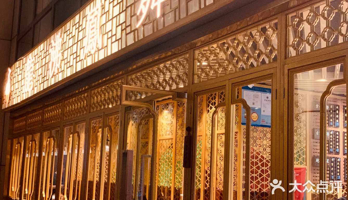 红黄的面店主基色，非常喜气也非常贵气！就连墙上的价目表