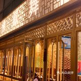 红黄的面店主基色，非常喜气也非常贵气！就连墙上的价目表