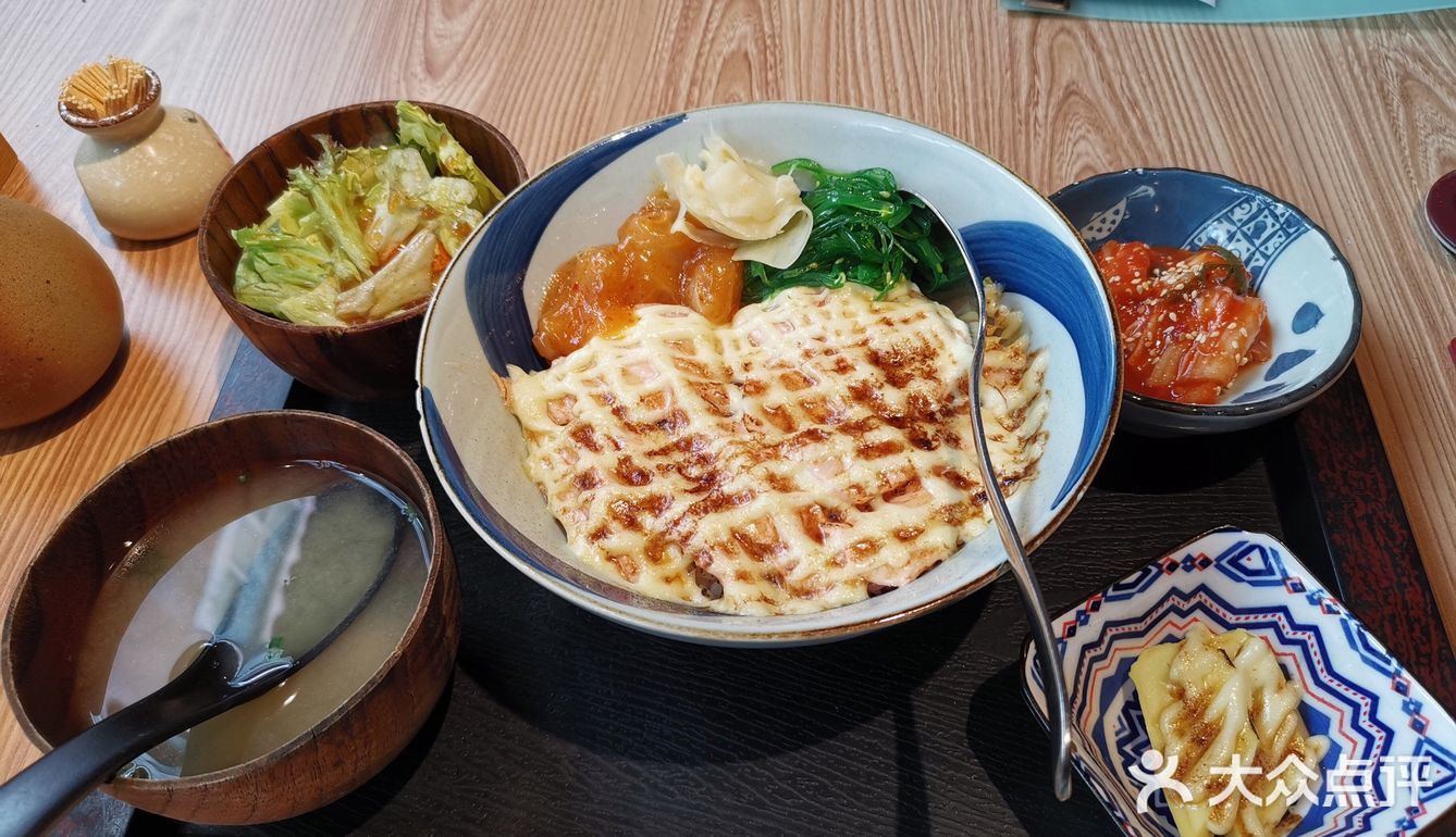 外面一层都有烧过，味道刚刚好，配菜很多