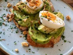 牛油果煮蛋吐司-RAC BAR(安福路店)