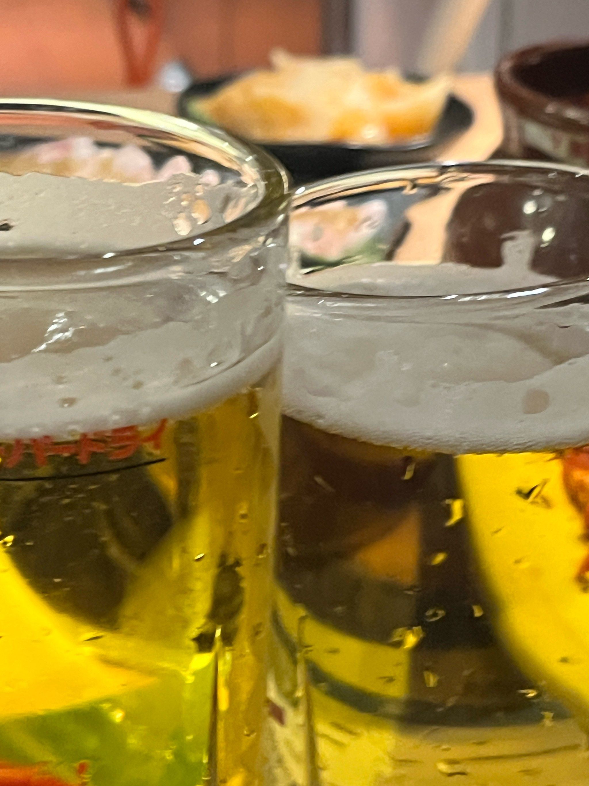 满满的啤酒杯