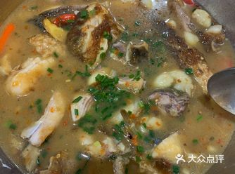 大头鱼和红烧豆腐，鱼是鱼块，汤头下的料比较多