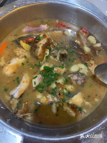 大头鱼和红烧豆腐，鱼是鱼块，汤头下的料比较多