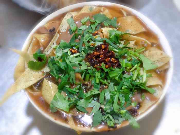 正味斋锅巴菜(西北角店)-"在清真寺附近的小巷里 车是真难停啊!可以.