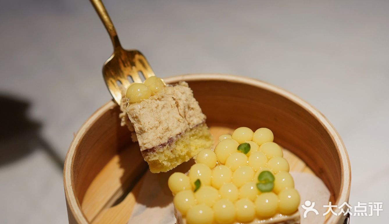 咸蛋黄融入奶油 整块的味道是很均匀平衡的
