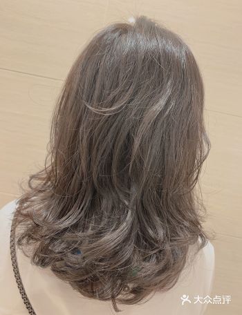 最新 造型烫 造型烫介于直发和卷发之间，有着非常自然