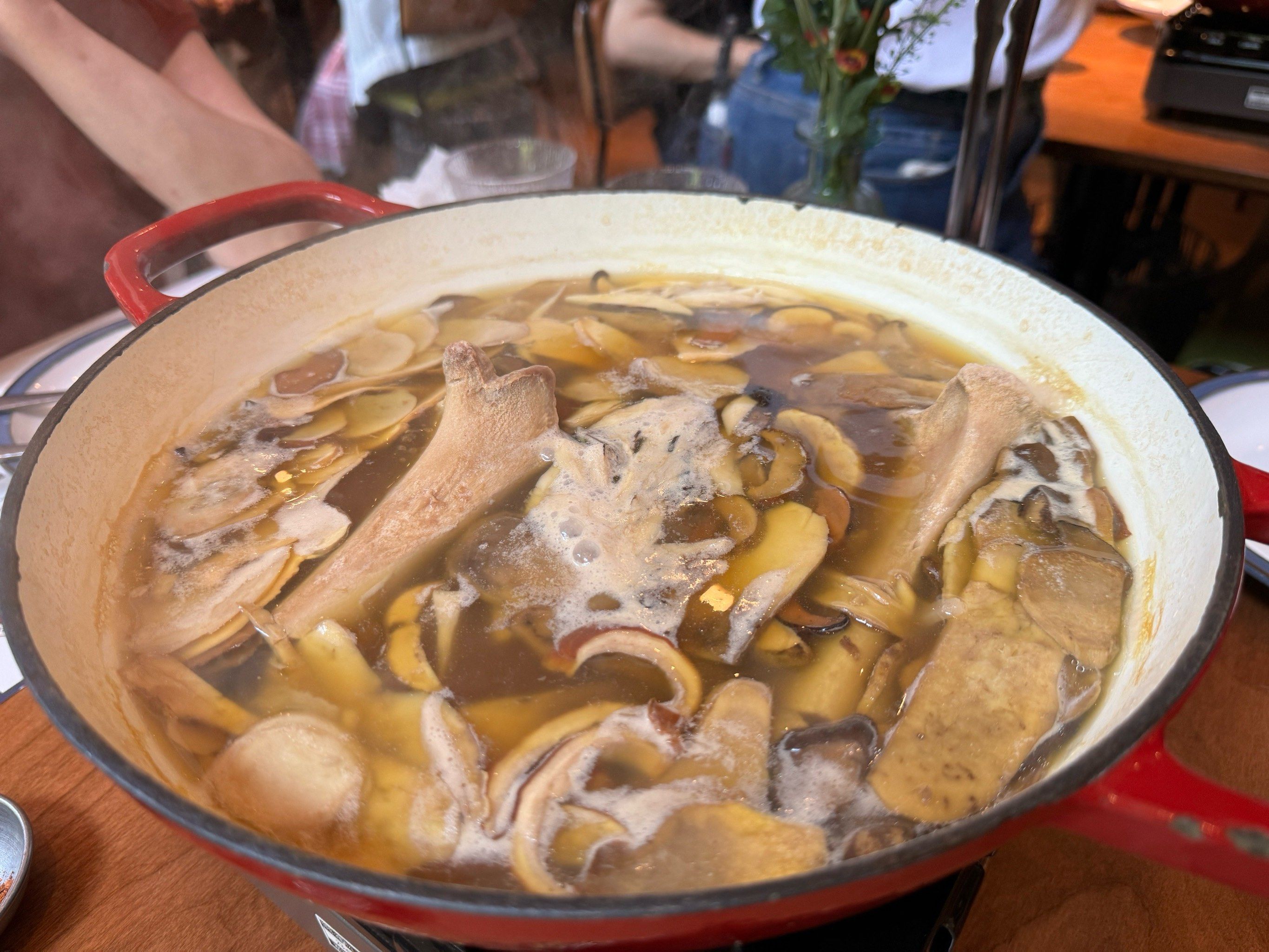 在个西班牙餐馆吃当季的各类牛肝菌火锅