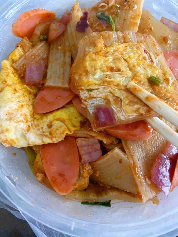 无意间发现霞姐烤冷面可以外卖 就点回来尝尝啦 买的是糖醋口味 少