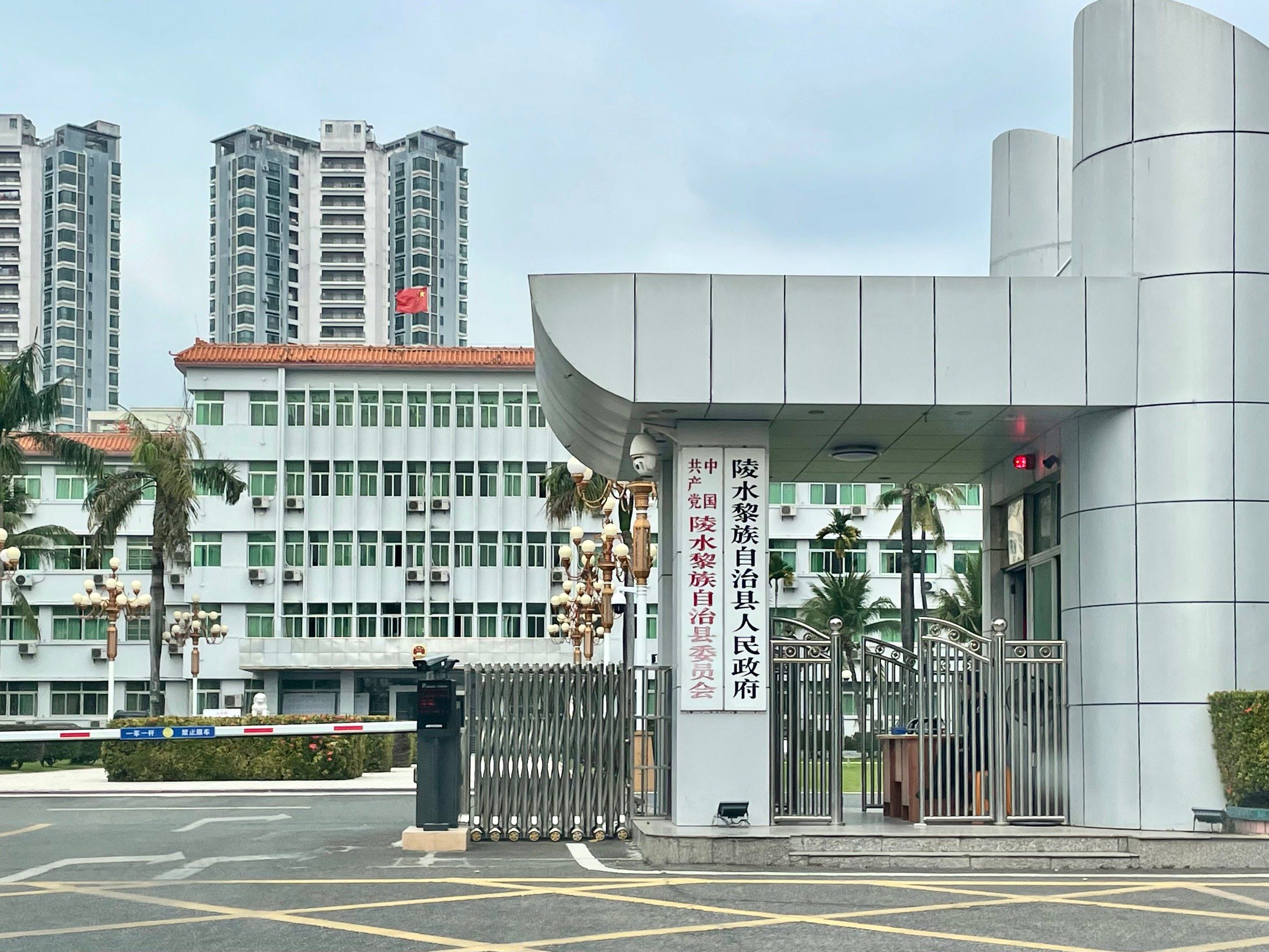 导航也是实在,直接给导到了县政府门口