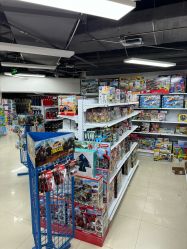 -来此探索玩具仓储店