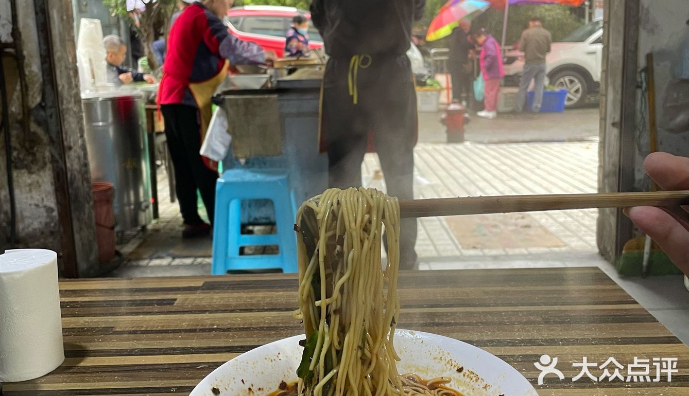 夫妻俩在这里做面多年，食客大多是附近的街坊邻居