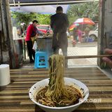 夫妻俩在这里做面多年，食客大多是附近的街坊邻居