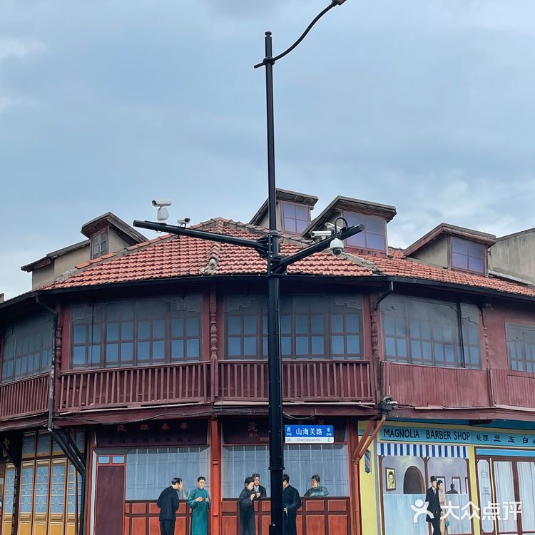 今天带小朋友溜达了一下上海自然博物馆 感慨有二：