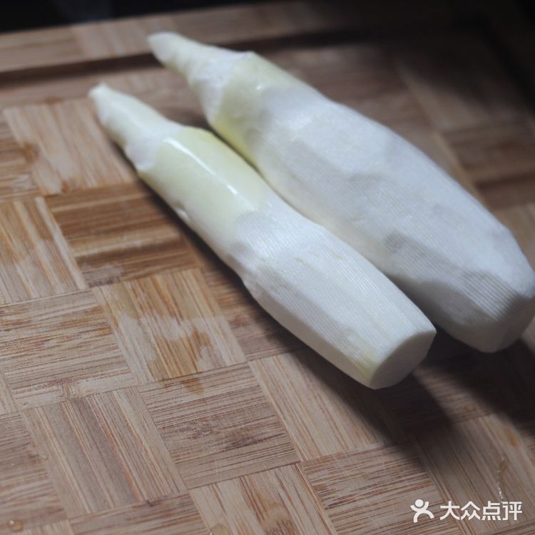 清清爽爽，碧绿清爽的家常菜！青椒茭白炒肉丝！