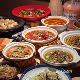 刚开业不久 到饭点就要排队了 人气超旺 高原青豆炖肥肠