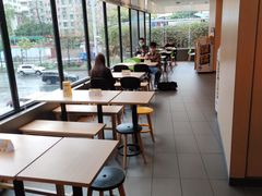 靠窗位-麦当劳(伟城广场店)