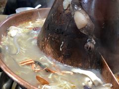 -果松木炭酸菜铜火锅·外婆参鸡汤