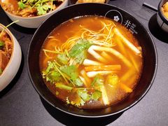 香辣牛骨汤面-贡梅老面馆·蟹粉面·无锡特色小吃(南长街主推店)