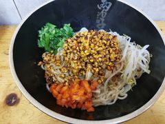 -两勺子一碗口水鸡拌面