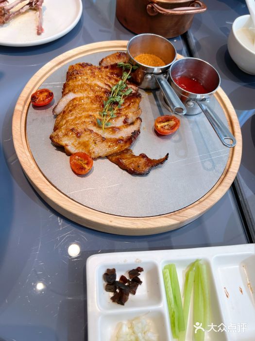 小大董·烤鸭(观景餐厅·南京西路店)碳烤猪颈肉图片
