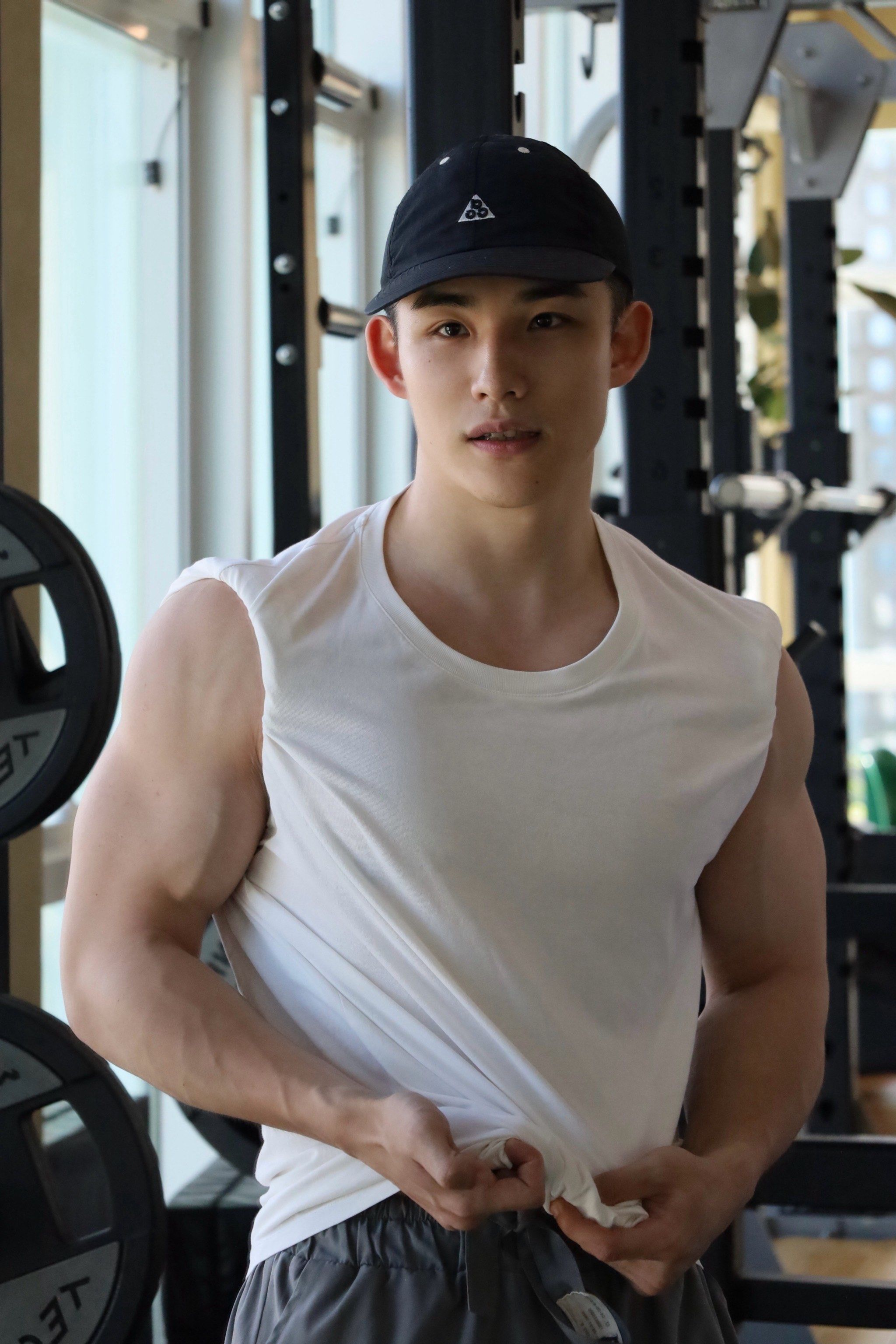 小肌肉男孩秀肌肉