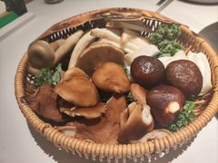 -左庭右院鲜牛肉火锅(金山万达店)
