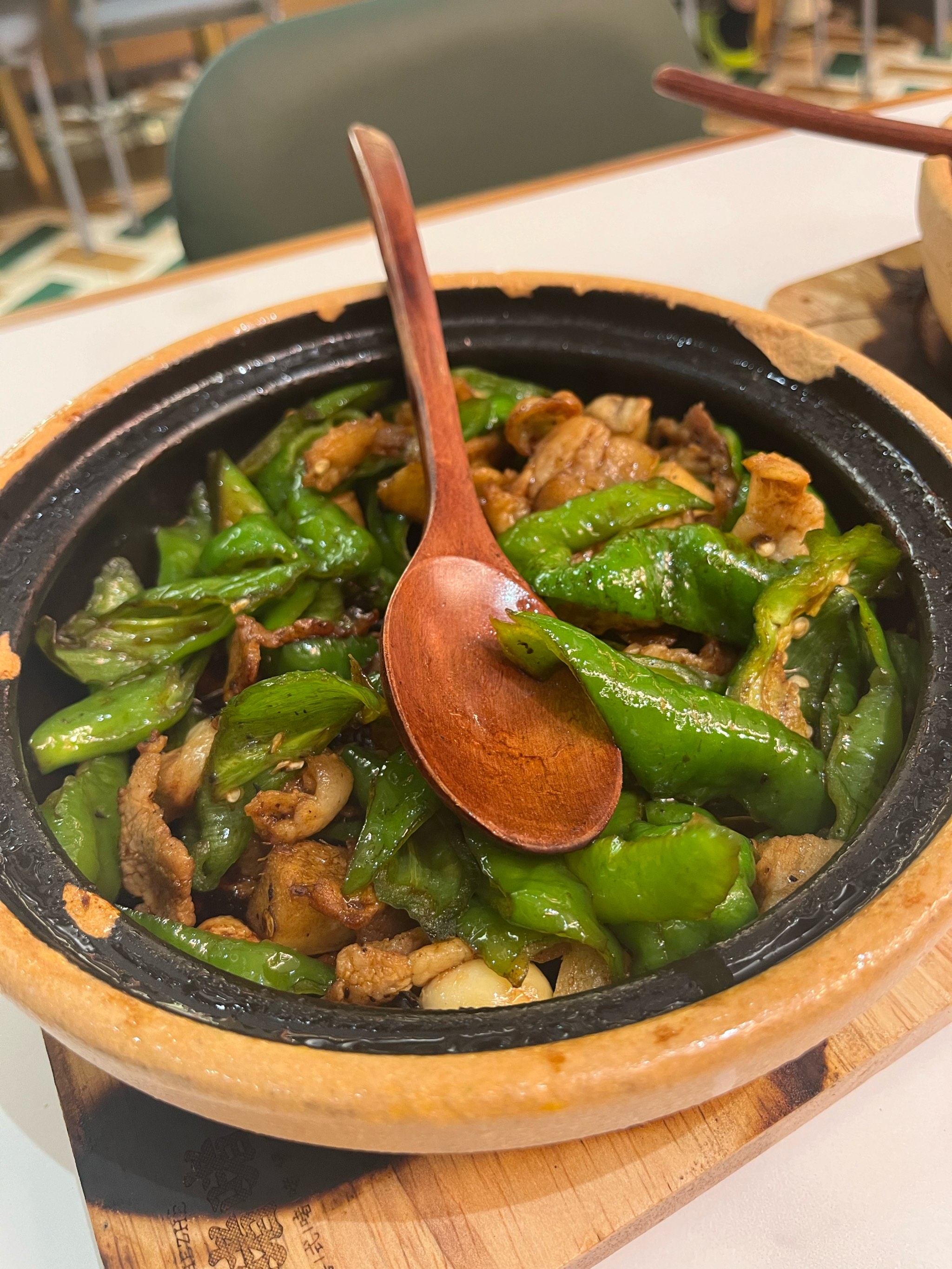 很久没吃砂锅了 五花肉堡真的好吃 两个人