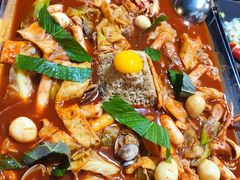 海鲜火山炒年糕-包装马车·韩国料理·포장마차