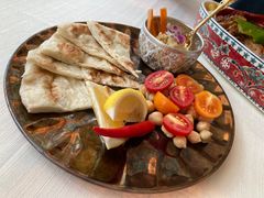 鹰嘴豆泥配饼-龟兹KUCINA·新疆菜(前滩L+PLAZA店)