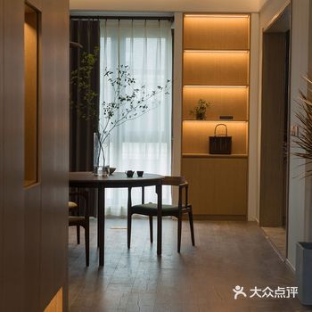 它是独立于挑高区域的新空间，一个大空间内的小空间