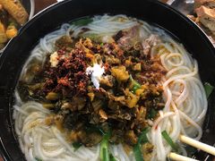 -鸿浩扒猪脚米线