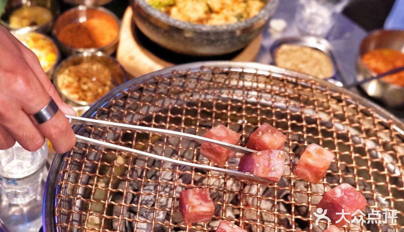 惊‼️这家烤肉店小哥哥颜值可太高了吧