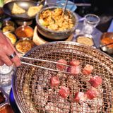 惊‼️这家烤肉店小哥哥颜值可太高了吧