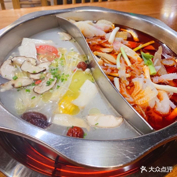 台北吴记老锅底麻辣火锅(绿地缤纷城店)牛杂锅底图片