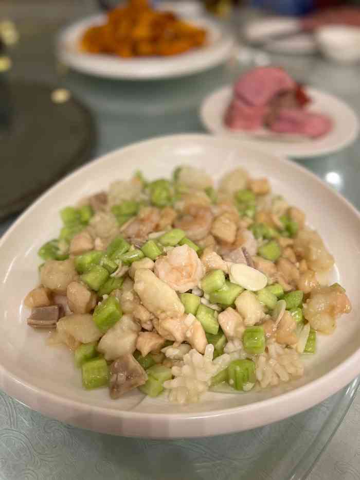 九福酒楼(金纬路店)-"虽然这家店有个好位置,但是不好停车.菜量.