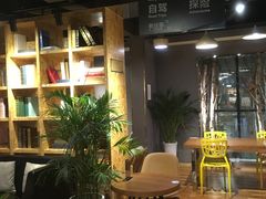 等位区-新华里咖啡书吧(新华书店小寨店)