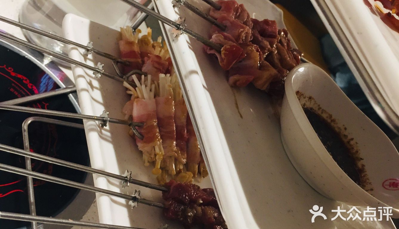 点了他家招牌羊肉串、牛小肠，牛小排、五花肉