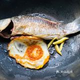 奶白色的鲫鱼汤，再加一颗鸡蛋就能实现。
