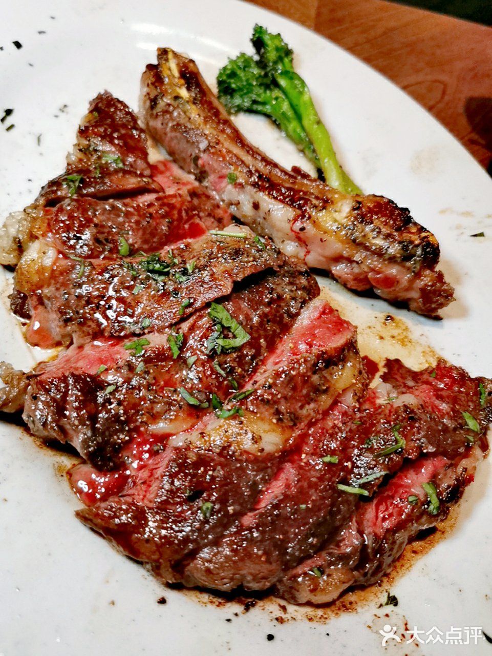 炭烤美国精选级带骨肉眼牛排霸气诱人