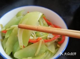 春天来了，感觉心情都变好了，来个红绿搭配的菜色吧