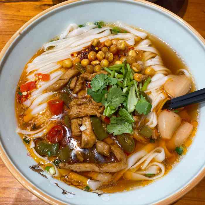 今天去吃了武汉比较少的长沙码子粉比较长沙粉都是湖南一样的粉比较