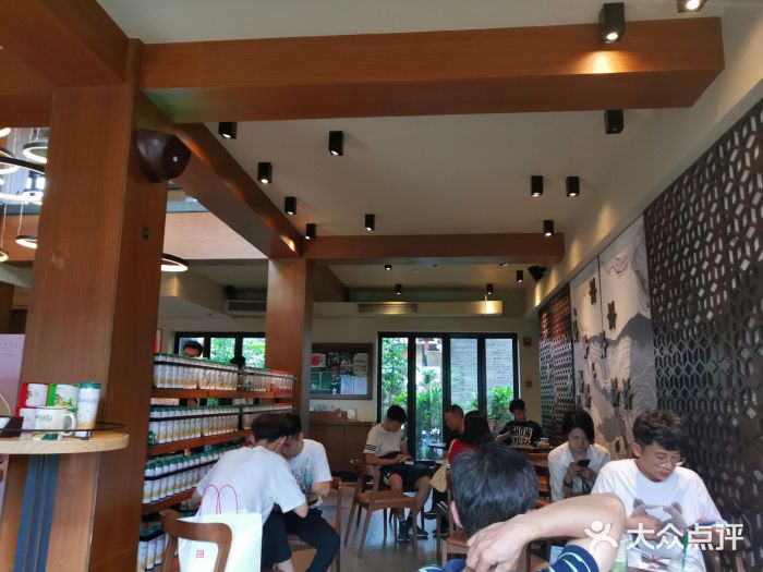 星巴克臻选(成都宽窄巷子店)大堂图片